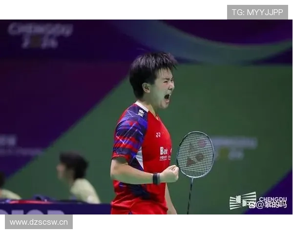 何冰娇背着一堆爆款包，赛场一脸冷静，生活真是两张脸啊