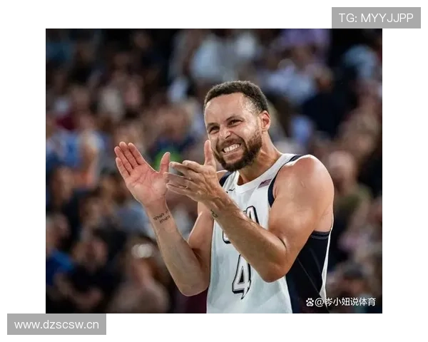 库里居然在家里穿着拖鞋玩游戏，这和赛场上那个神射手也太反差了吧！